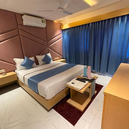 Hotel Phoniex Ахмедабад Экстерьер фото