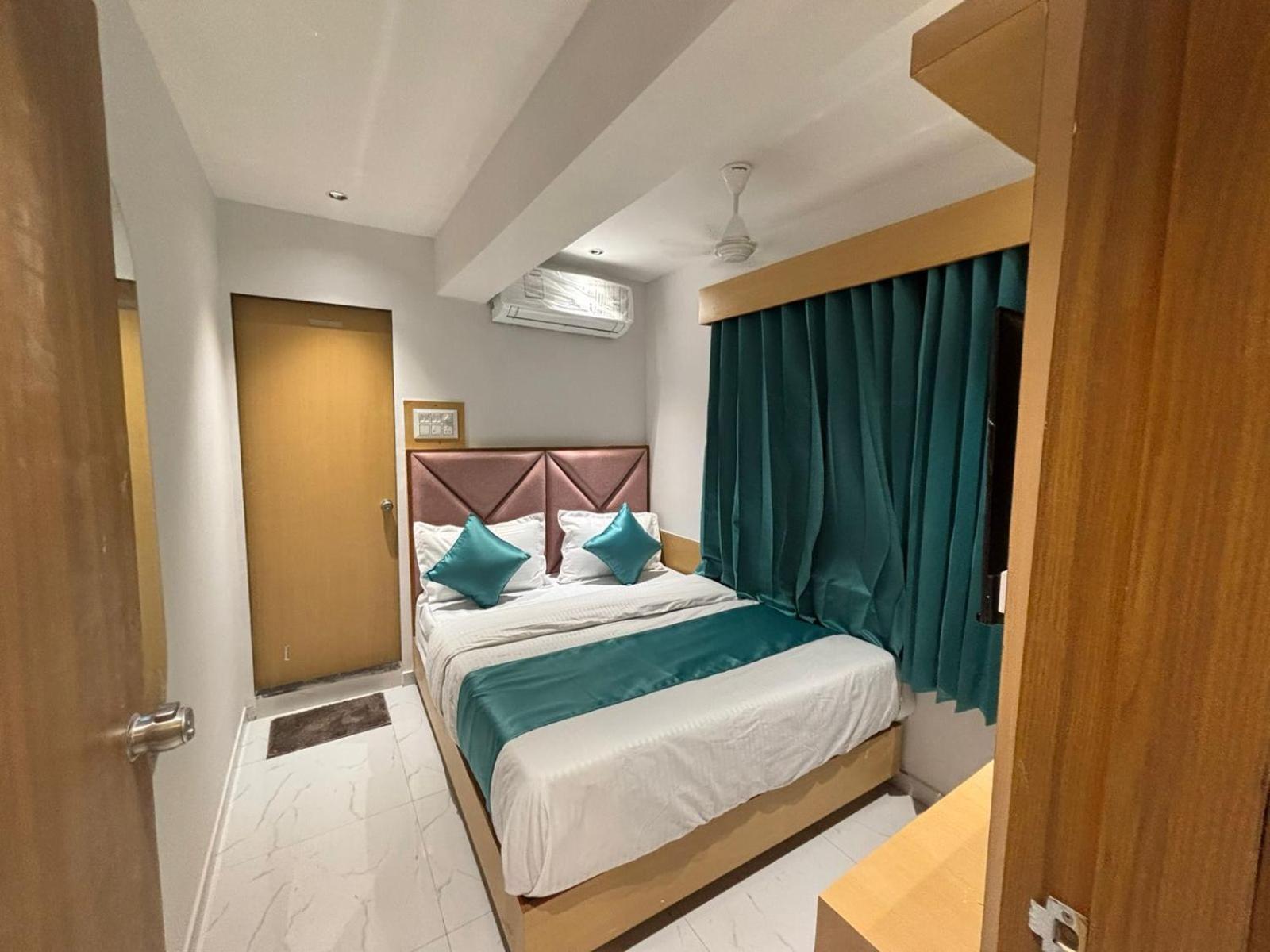 Hotel Phoniex Ахмедабад Экстерьер фото