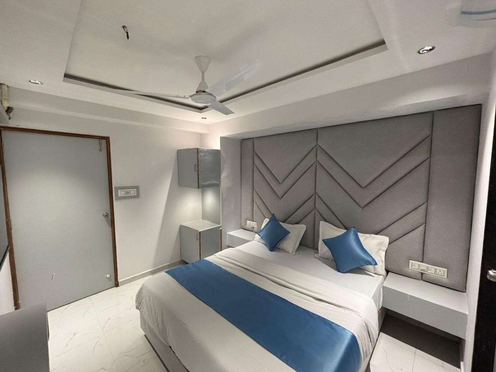 Hotel Phoniex Ахмедабад Экстерьер фото