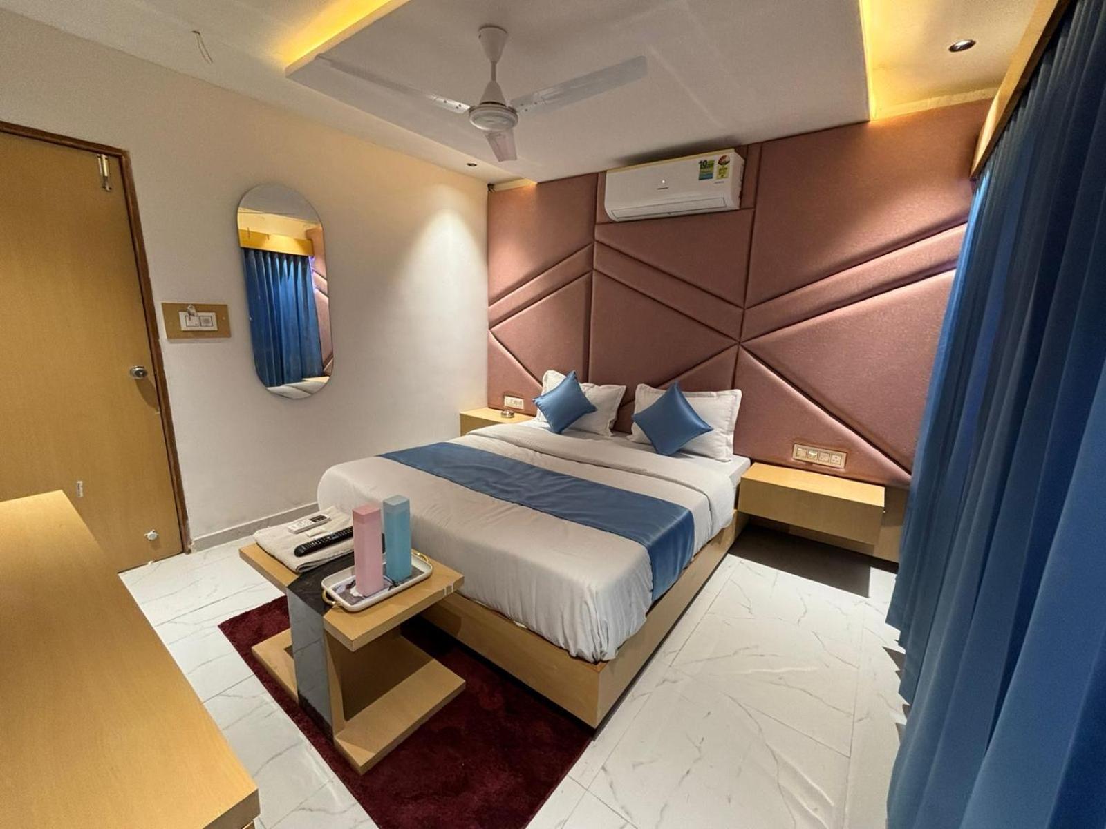 Hotel Phoniex Ахмедабад Экстерьер фото