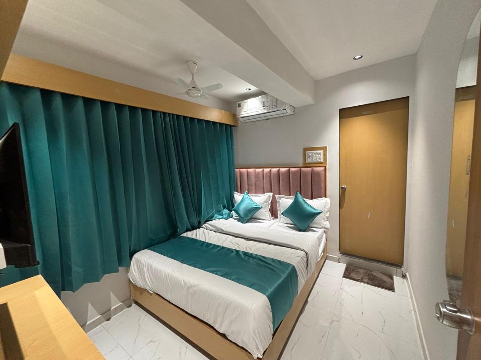 Hotel Phoniex Ахмедабад Экстерьер фото