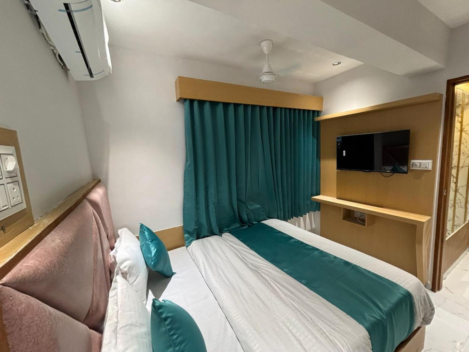 Hotel Phoniex Ахмедабад Экстерьер фото